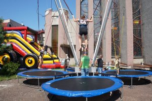 Uczestnicy festynu na trampolinie