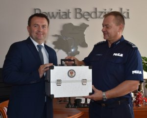 Przekazanie Komendantowi Powiatowemu Policji w Będzinie przez Starostę Powiatowego profilaktycznej walizki