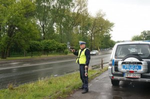 Policjant dokonujący pomiaru prędkości