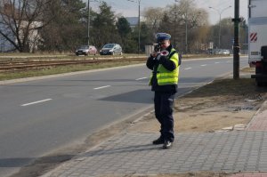 Policjant dokonujący kontroli prędkości
