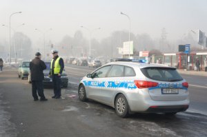 Policjant kontrolujący ruch pieszych