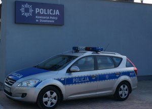 Budynek Komisariatu Policji w Sławkowie z radiowozem