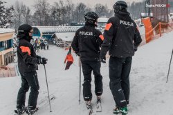 Policjanci na stoku narciarskim