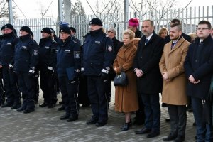 Uczestnicy uroczystości oraz policjanci.