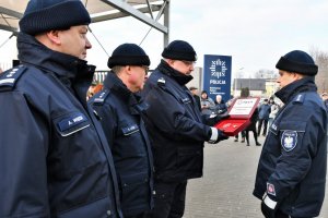 Komendant Wojewódzki Policji w Katowicach nadinsp. dr. Krzysztof Justyński wręcza symboliczny klucz Komendantowi nowego komisariatu.