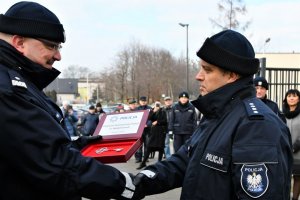 Komendant Wojewódzki Policji w Katowicach nadinsp. dr. Krzysztof Justyński wręcza symboliczny klucz Komendantowi nowego komisariatu.