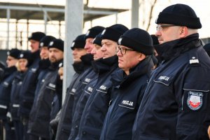 Policjanci stojący w szeregu.