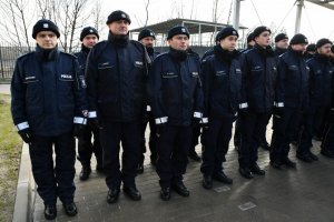 Policjanci stojący w szeregu.