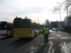 Policjant kontroluje autobus