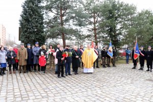 Uczestnicy uroczystosci przed kościołem