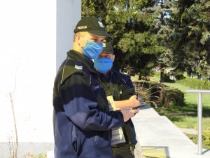 Policjanci ubrani w maseczki ochronne
