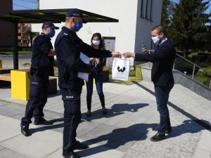 Policjanci otrzymują maseczki ochronne od samorządowców