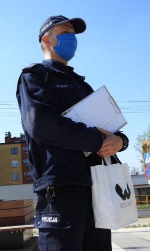 Policjant w maseczce