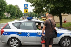 Policjant rozmawia z pieszym