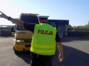 Policjant kontroluje autokar