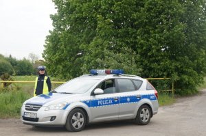 Policjantka stojąca przy radiowozie