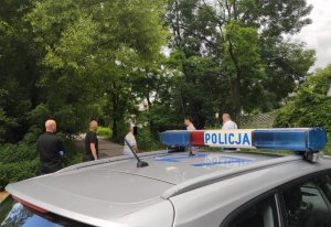 Sprawca zabójstwa na miejscu przestępstwa wraz z nieumundurowanymi policjantami