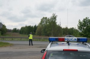 Policjantka przy radiowozie