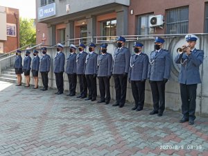 Policjanci stojący w szeregu