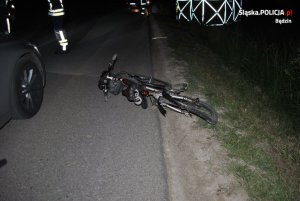 Zdjęcie z miejsca wypadku. Zniszczony rower ofiary wypadku.