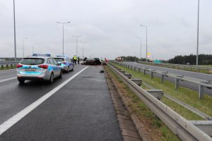 Miejsce śmiertelnego wypadku na S1 w rejonie Mierzęcic - widok ogólny w tle dwa oznakowane radiowozy oraz uszkodzone samochody opel corsa i skoda superb