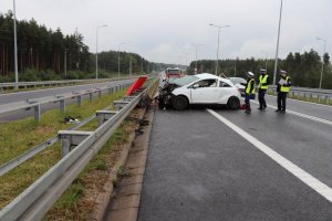 Miejsce śmiertelnego wypadku na S1 w rejonie Mierzęcic - widok na bok uszkodzonego  opla corsy