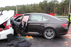 Miejsce śmiertelnego wypadku na S1 w rejonie Mierzęcic - zniszczony opel corsa w którego prawym boku tkwi wbita skoda superb