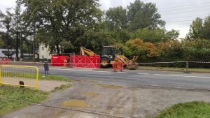 Miejsce tragicznego wypadku w Czeladzi przy ul. Będzińskiej - na pierwszym  planie koparko-ładowarka