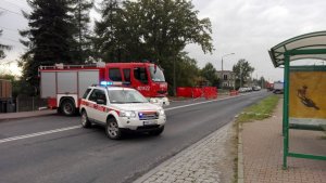 Miejsce tragicznego wypadku w Czeladzi przy ul. Będzińskiej - widok od strony Będzina. Na pierwszym planie dwa samochody straży pożarnej