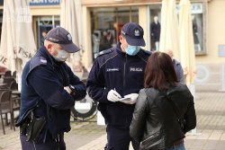 Policjanci w maseczkach interweniują wobec kobiety