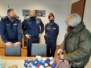 Komendant Powiatowy Policji w Będzinie wraz z przedstawicielem fundacji Mariolą Szewczyk