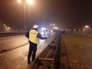 Miesce wypadku na S1 w rejonie Mierzęcic - policjant ruchu drogowego