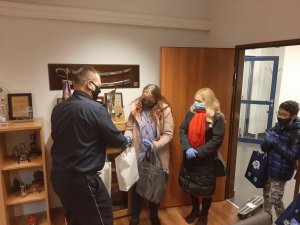 Komendant Powiatowy Policji wraz z laureatami konkursu i opiekunkami