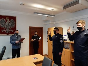 Komendat Komisariatu Policji w Wojkowicach i Zastępca Naczelnika Wydziału Prewencji wraz ze ślubującymi policjantami