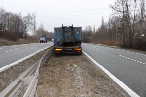 Miejsce zdarzenia drogowego na drodze karjowej nr 94 w Sławkowie - widok na tył przyczepy auta