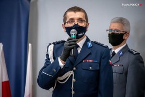 Nowy Komendant Wojewódzki Policji w Katowicach przemawia przez mikrofon