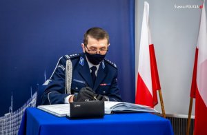 Nowy Komendant Wojewódzki Policji w Katowicach dokonuje wpisu w księdze
