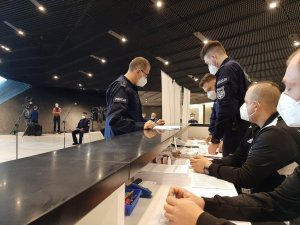 Komendant Wojewódzki Policji w Katowicach przy stanowisku rejestracyjnym