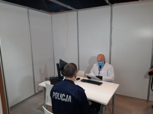 Komendant Wojewódzki Policji w Katowicach rozmawia z lekarzem
