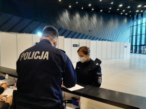 Policjantka Stoi przy stanowisku rejestracyjnym