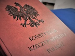 Obrazek przedstawia okładkę z narysowanym orłem oraz napisem &quot; Konstytucja Rzeczypospolitej Polskiej&quot;