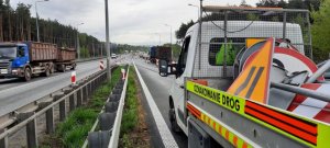 Zdjęcie przedstawia na pierwszym planie pojazd służby drogowej. Na drugim planie widzimy poruszające się pojazdy w obu kierunkach trasy S1