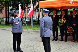 Dowódca uroczystości składa meldunek Komendantowi Powiatowemu Policji w Będzinie