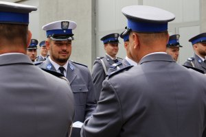 Komendant KPP Będzin gratulujący policjantowi