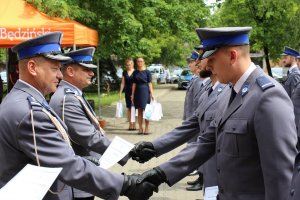 Komendant KPP Będzin oraz jego Zastępca gratulują policjantowm