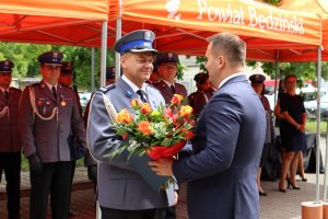 Starosta Będziński wręczający kwiaty Komendantowi Powiatowemu Policji w Będzinie.