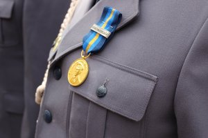 Medal przywieszony na mundurze policjanta