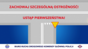 Grafika przedstawiające skrzyżowanie i drogę. Na drodze czerwony napis: &quot;ZACHOWAJ SZCZEGÓLNĄ OSTROŻNOŚĆ USTĄP PIERWSZEŃSTWA&quot;