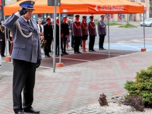 Komendant Powiatowy Policji w Będzinie insp. Arkadiusz Więcek oddający honory podczas składania wieńca od pracowników będzińskiej komendy.