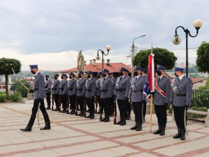 Policjanci z Kompani Honorowej Oddziału Prewencji Policji w Katowicach stojący przed kościołem.